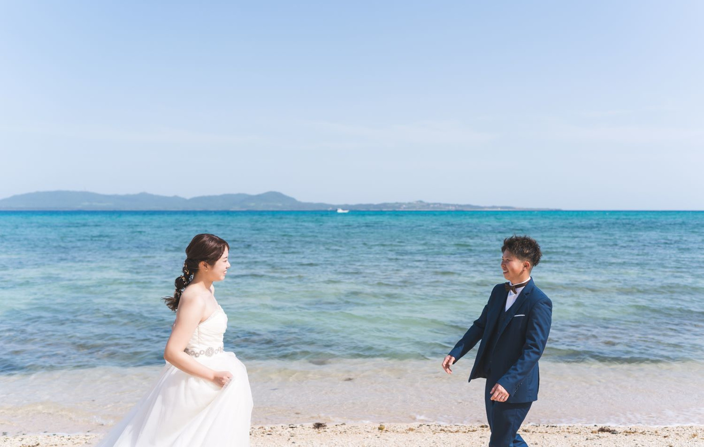 川平湾を背景に見つめ合う新郎新婦