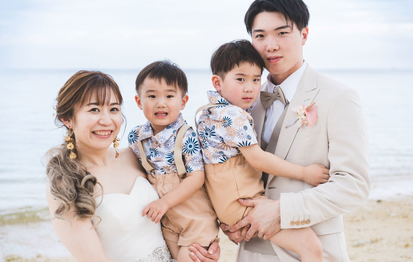 川平湾を背景に見つめ合う新郎新婦