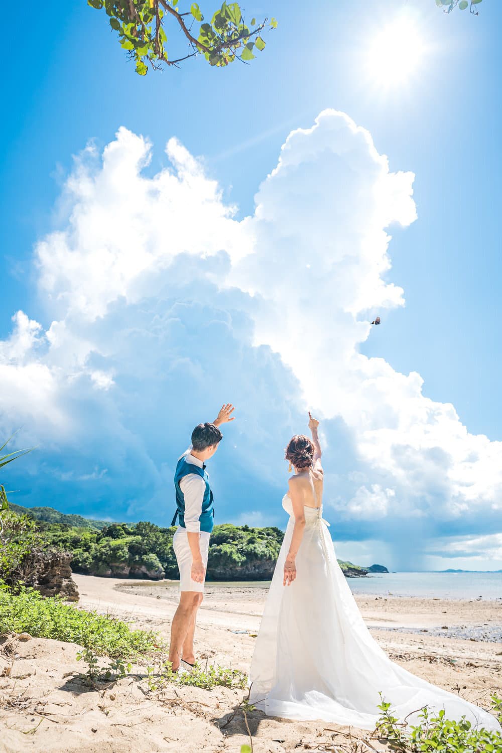 石垣島のビーチで青空を眺める新郎新婦