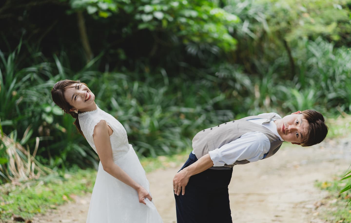 グリーンを背景にポーズを決める新郎新婦