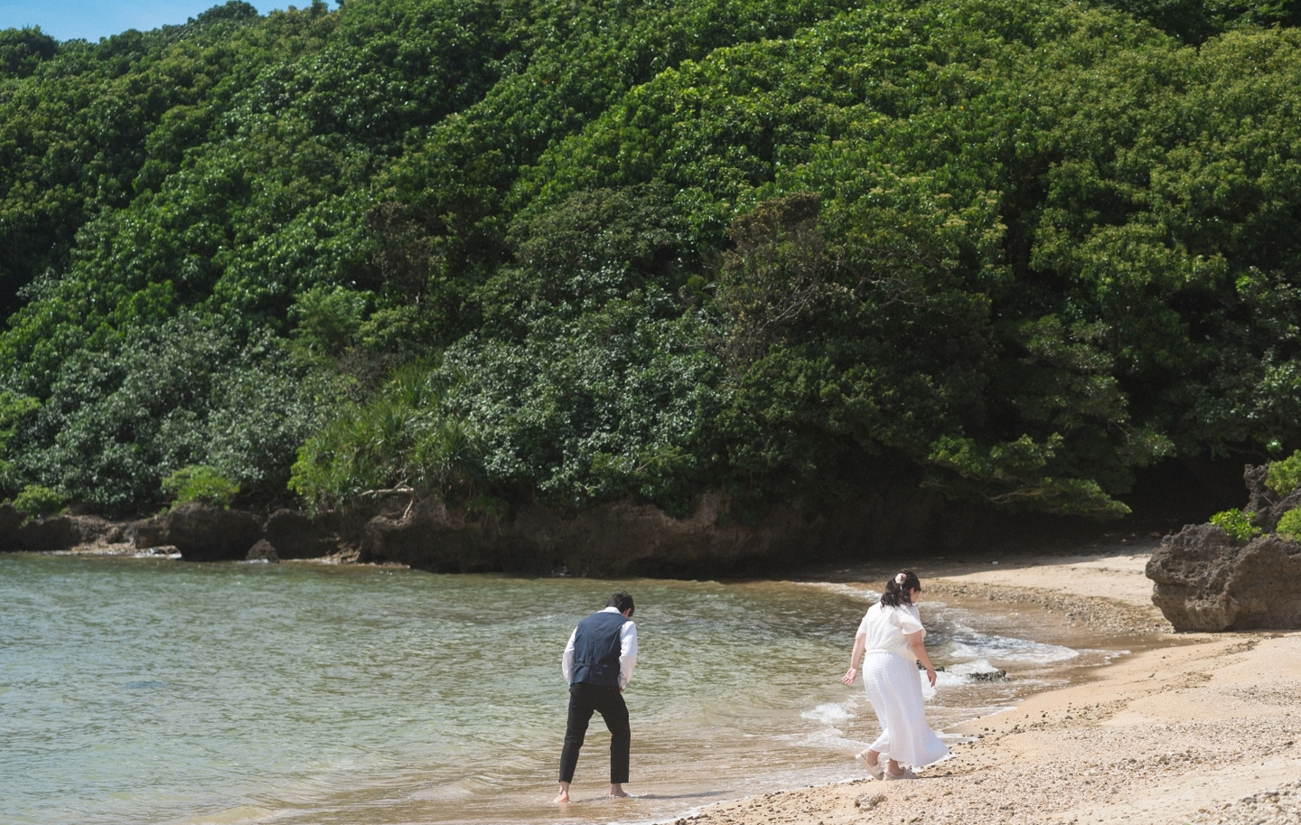 海の見える道で顔を寄せ合う新郎新婦