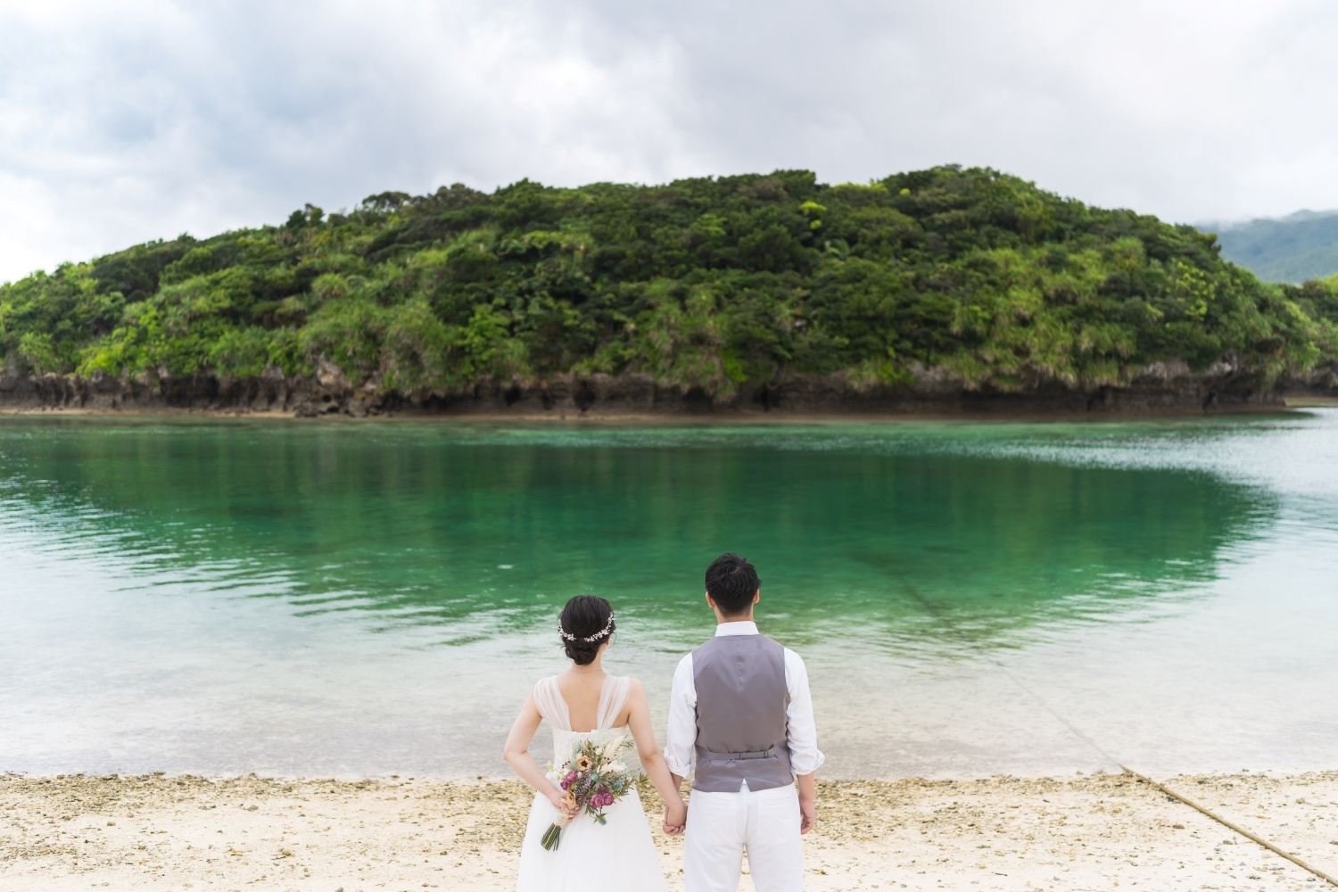 川平湾を眺める新郎新婦の後ろ姿