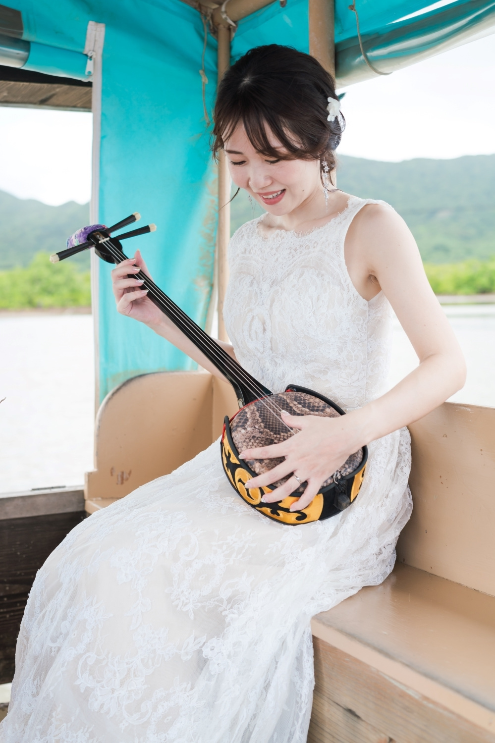 石垣島のチャペルで手を取り合う新郎新婦