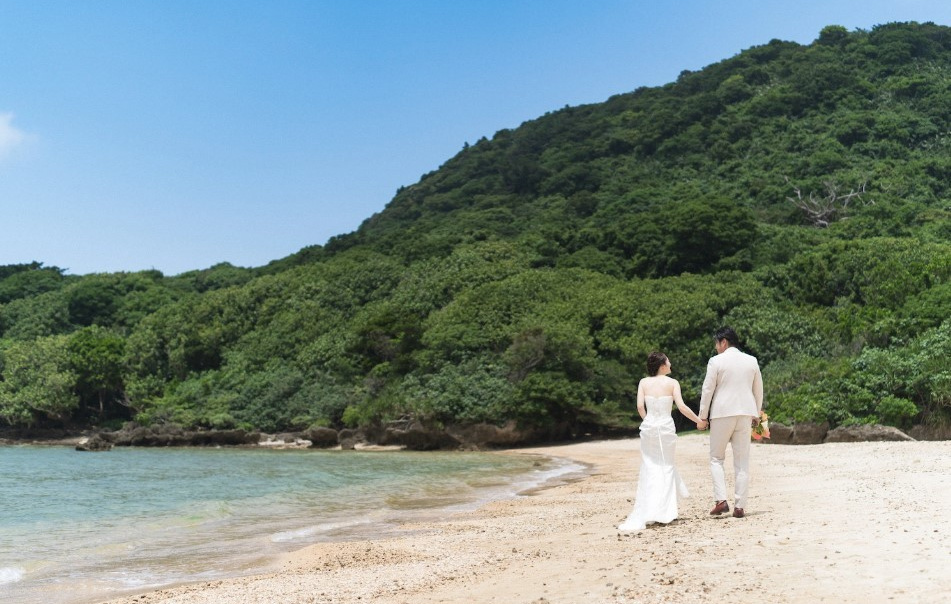 チャペルの入り口で向かい合う新郎新婦