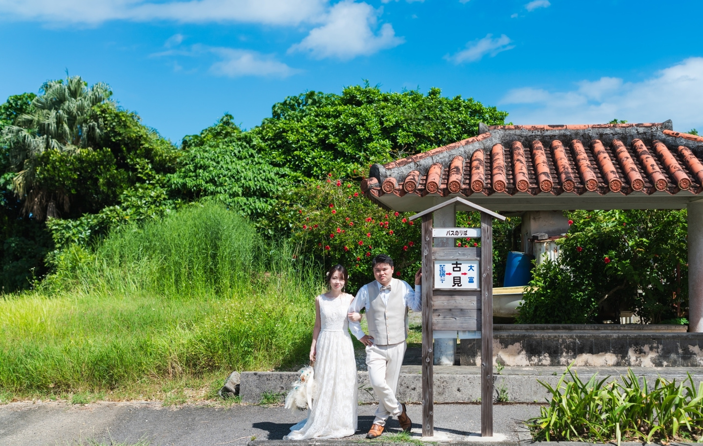 西表島の仲間川でボートに乗る新郎新婦
