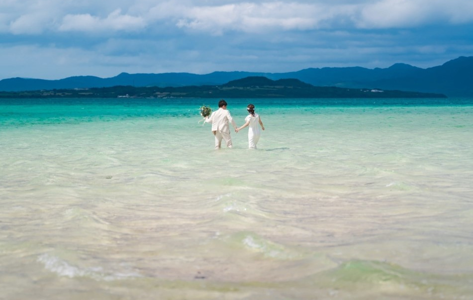 幻の島に立つ新郎新婦のドローン写真