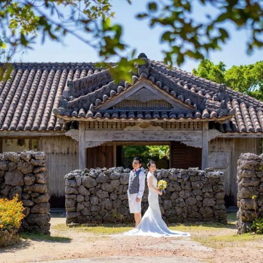 石垣島のチャペルで手を取り合う新郎新婦