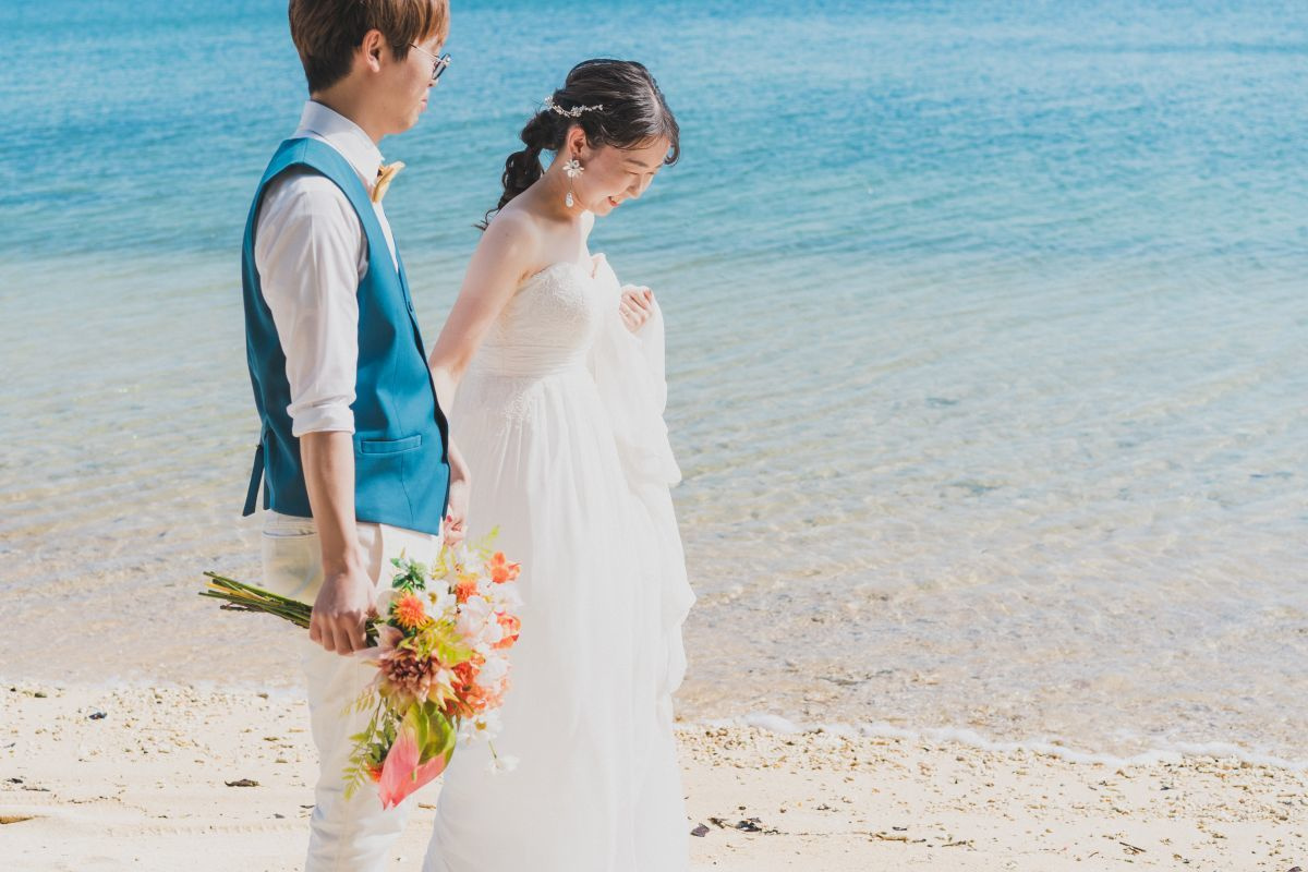 やいま村にある古民家の中で三線を弾く新郎新婦