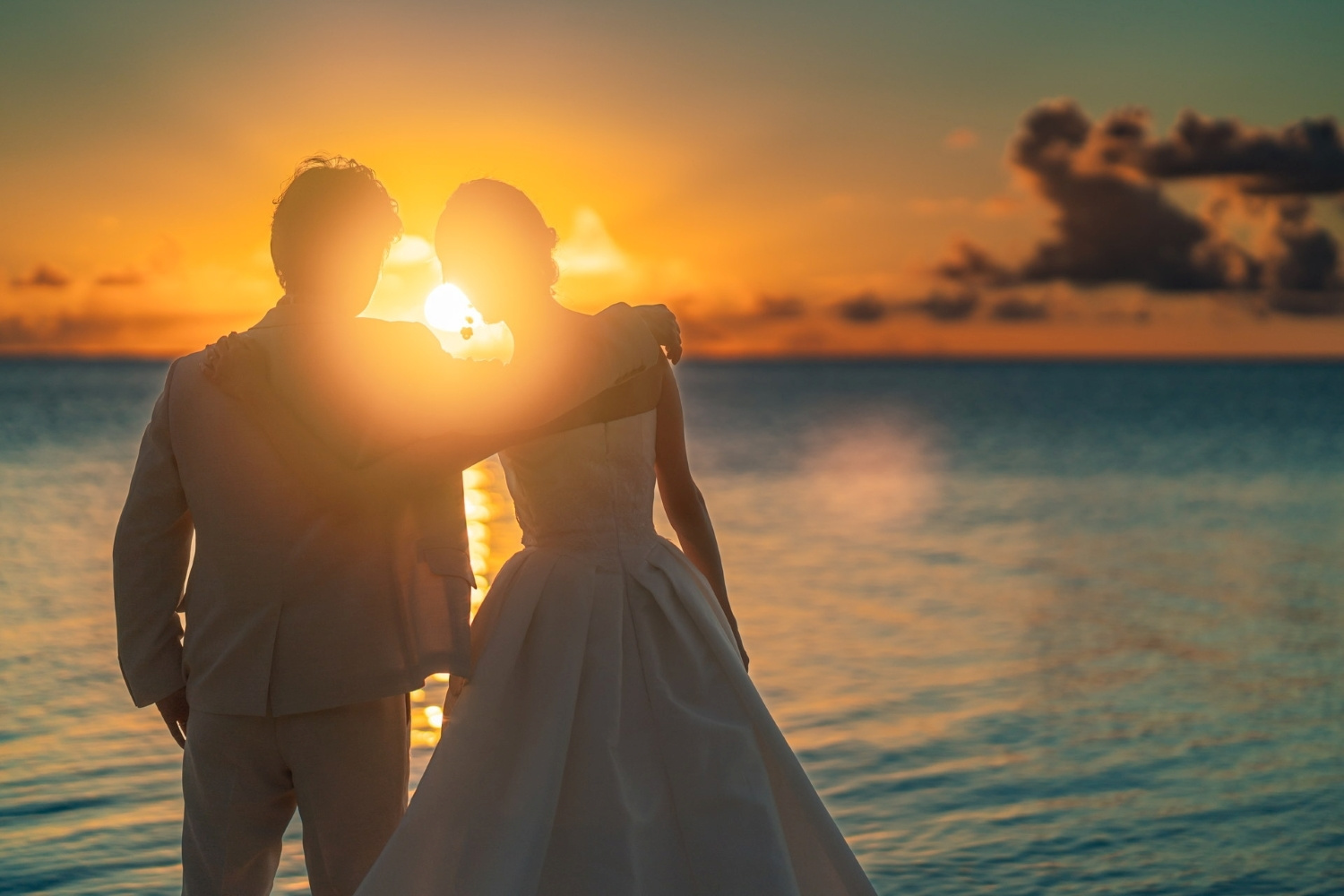 石垣島の夕焼けを眺める新郎新婦