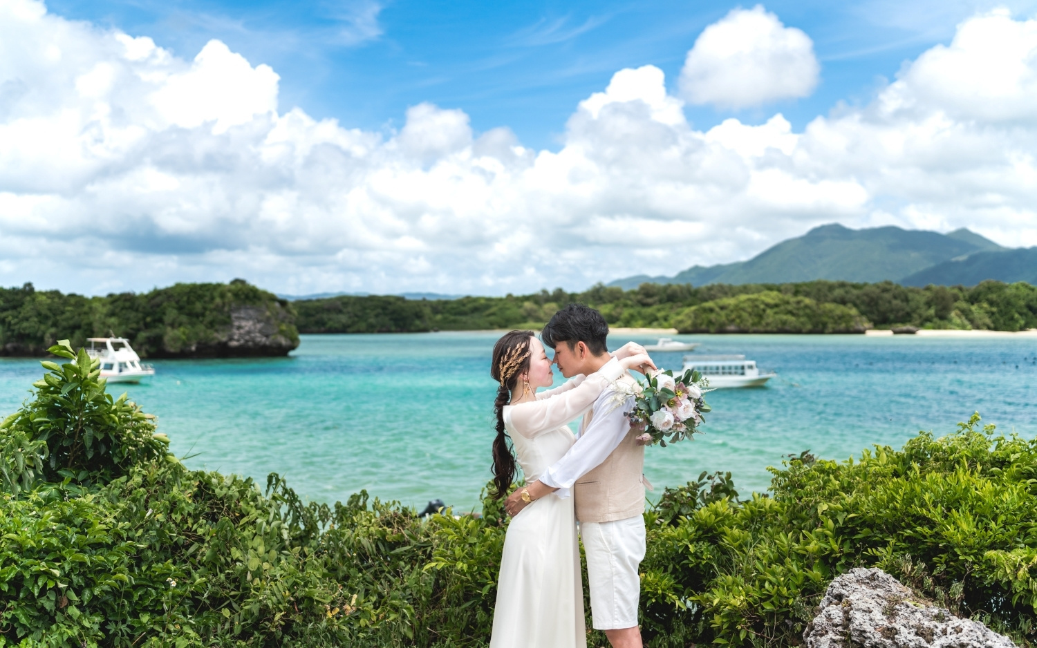 石垣島の川平湾をバックに抱き合う新郎新婦