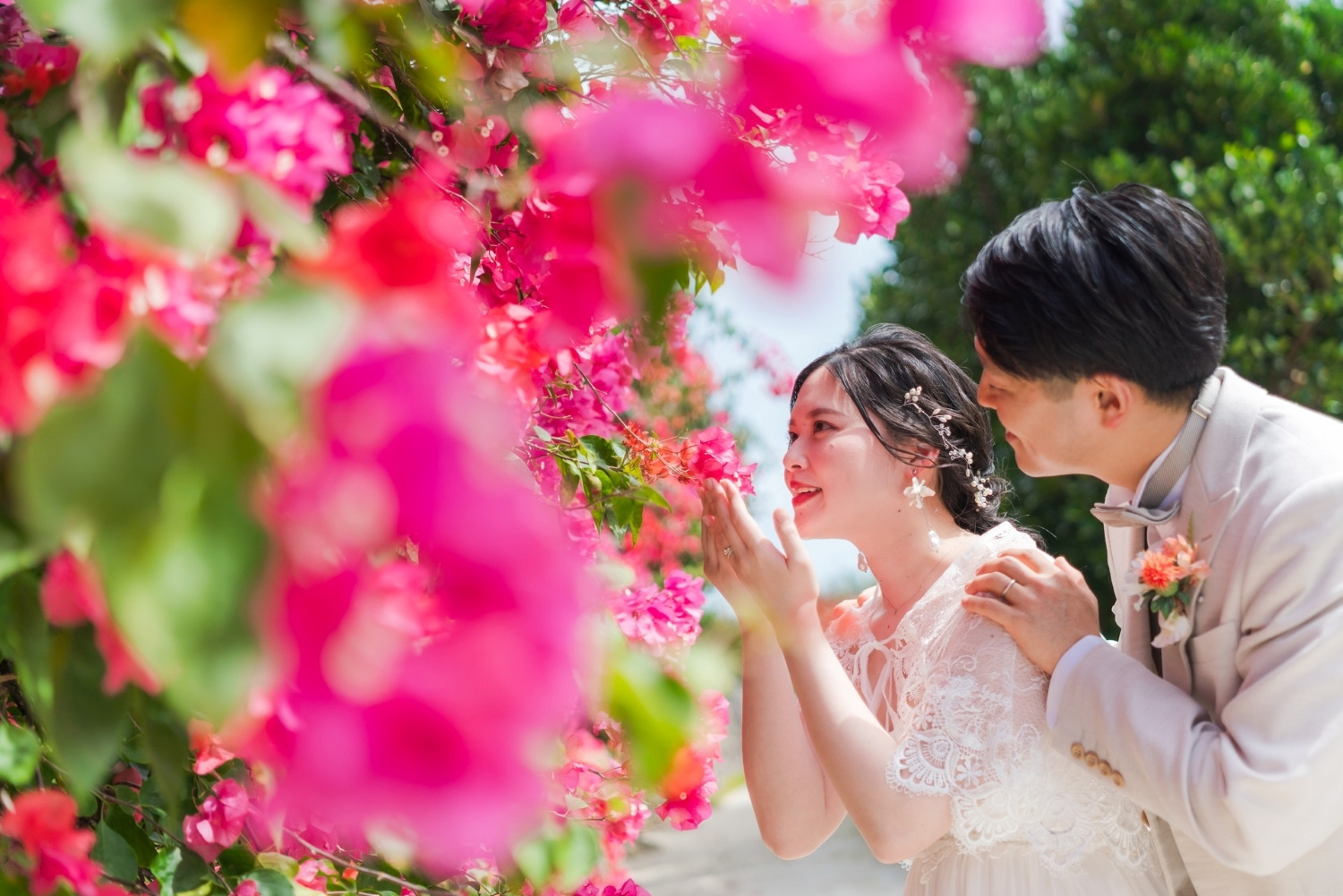ブーゲンビリアの匂いを嗅ぐ新郎新婦