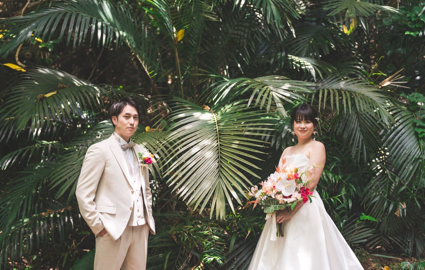イルカに手を伸ばす新郎新婦