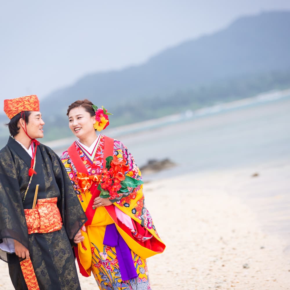 石垣島のビーチで琉装を来て見つめ合う新郎新婦