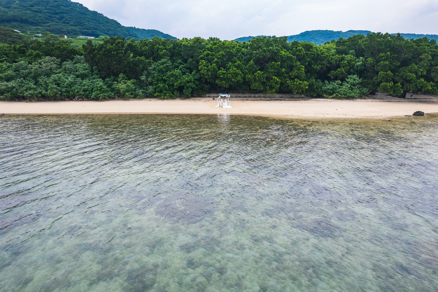 ビーチセレモニー会場を海から写したドローン写真