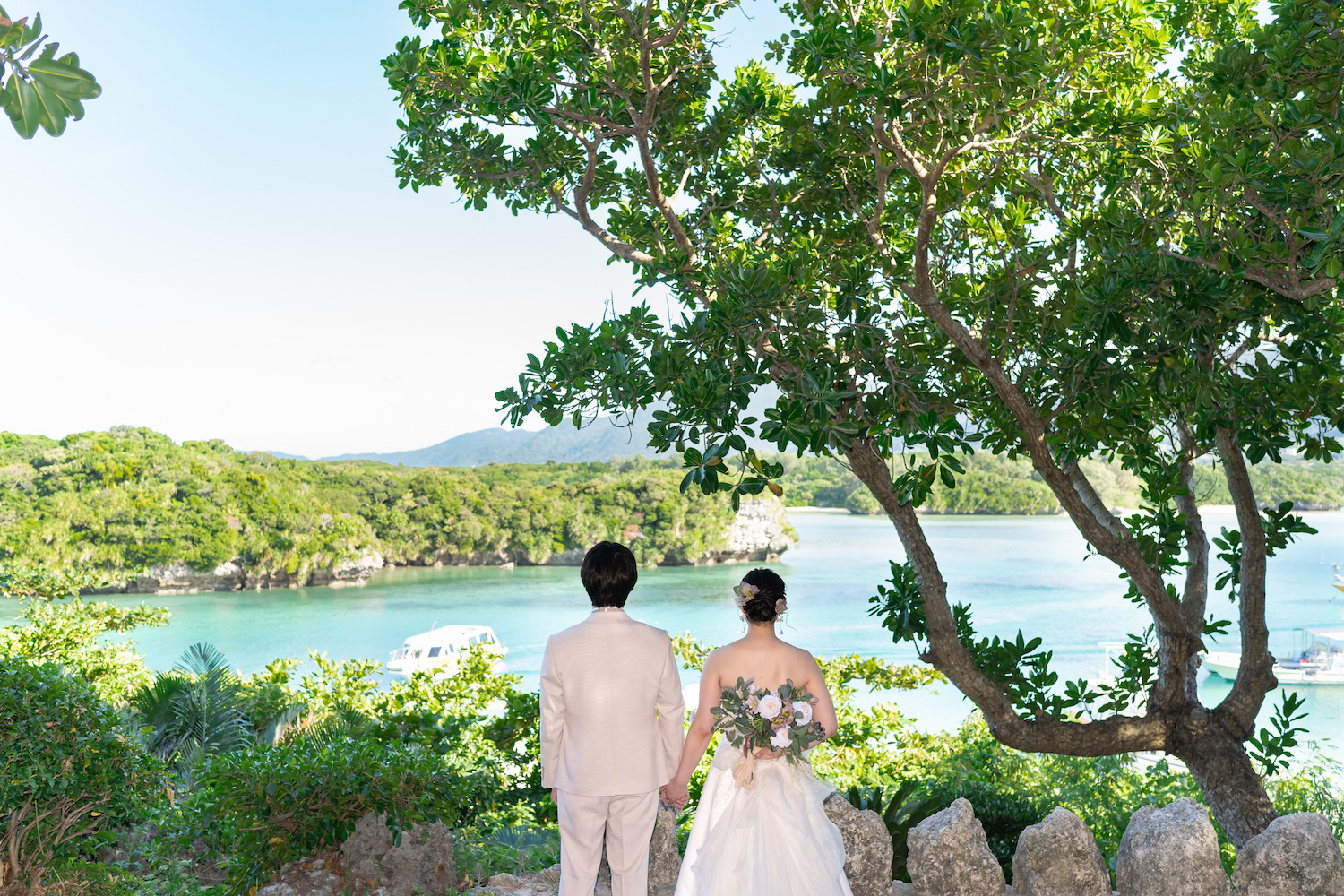 川平湾を眺める新郎新婦の後ろ姿