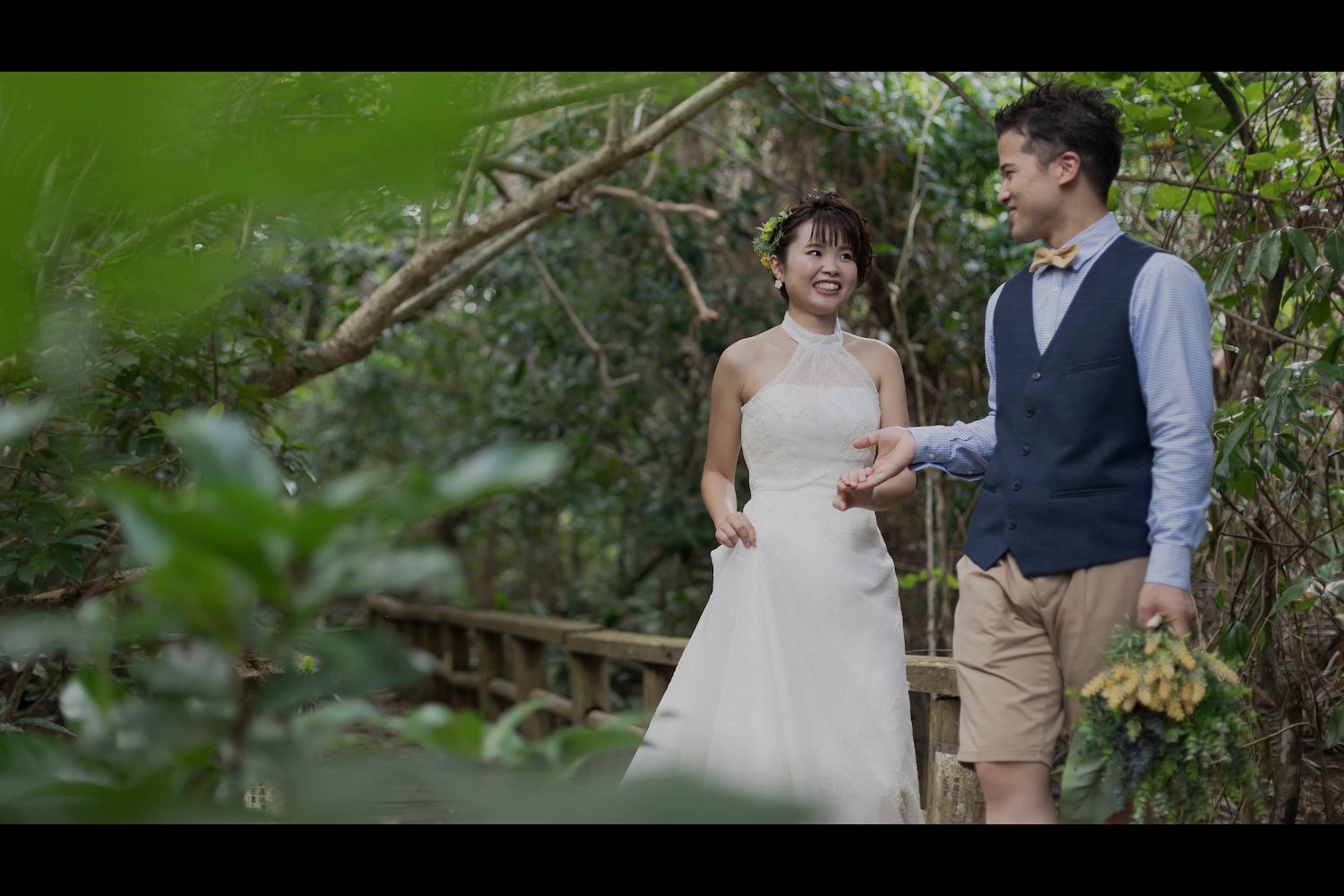 西表島の緑に囲まれて手を取り合う新郎新婦