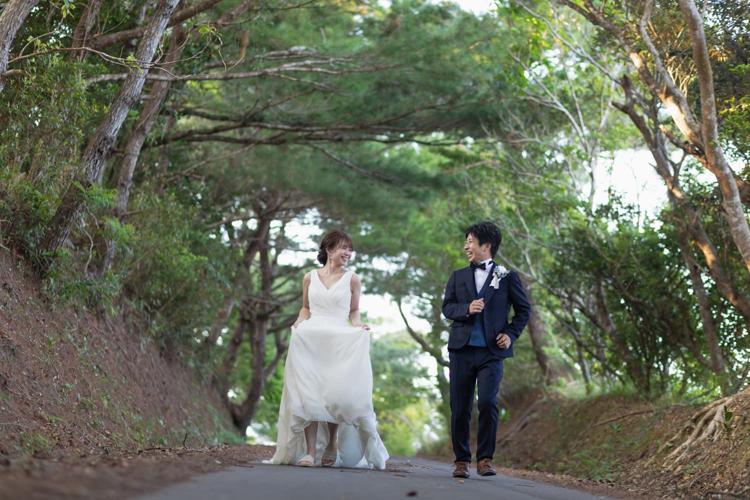 バンナ公園の小道を走る新郎新婦