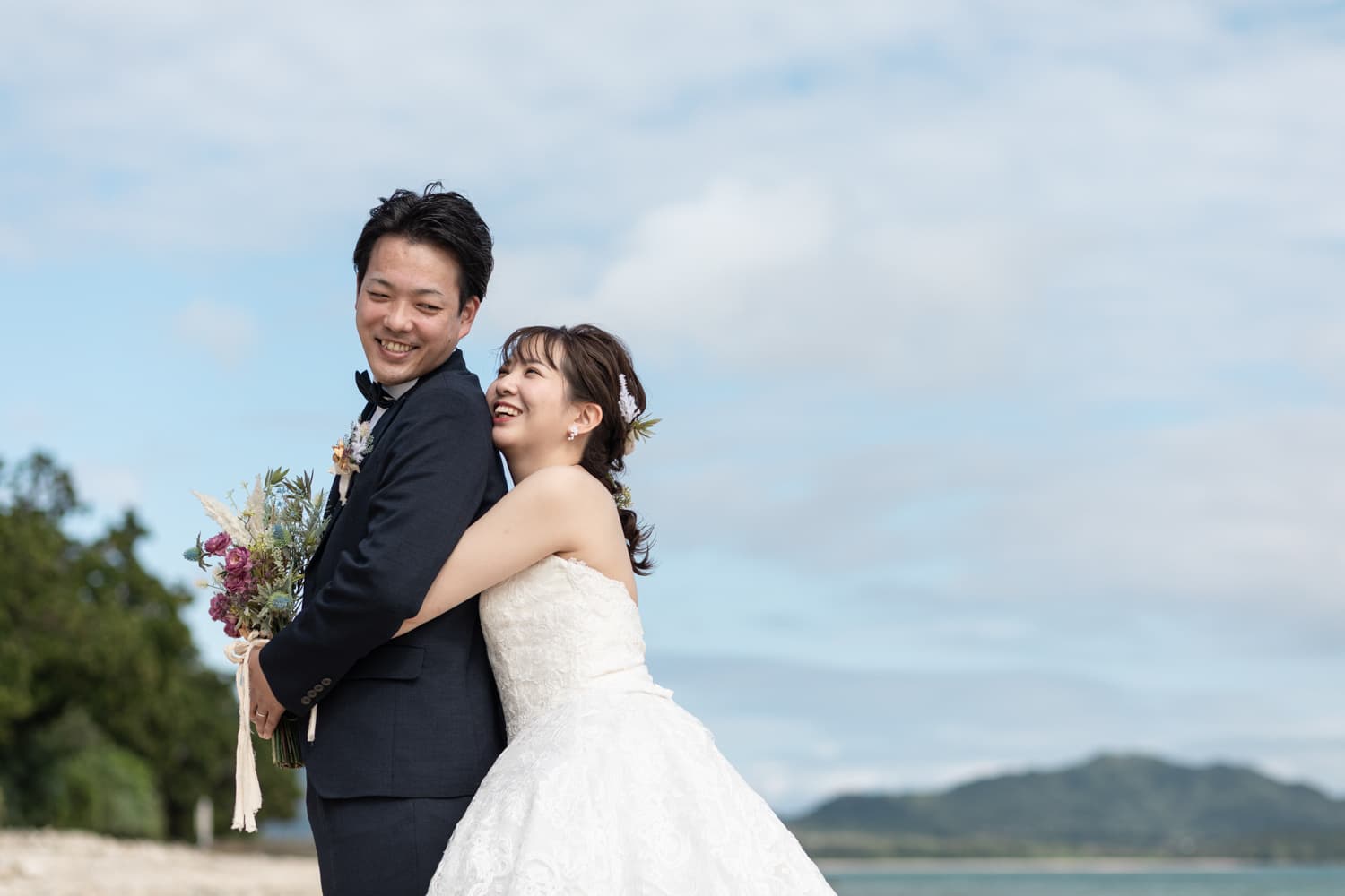 新郎に抱きつく新婦