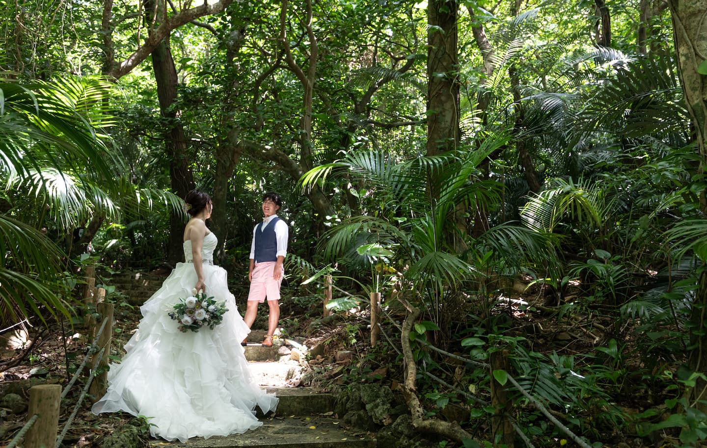 亜熱帯植物に囲まれて佇む新郎新婦