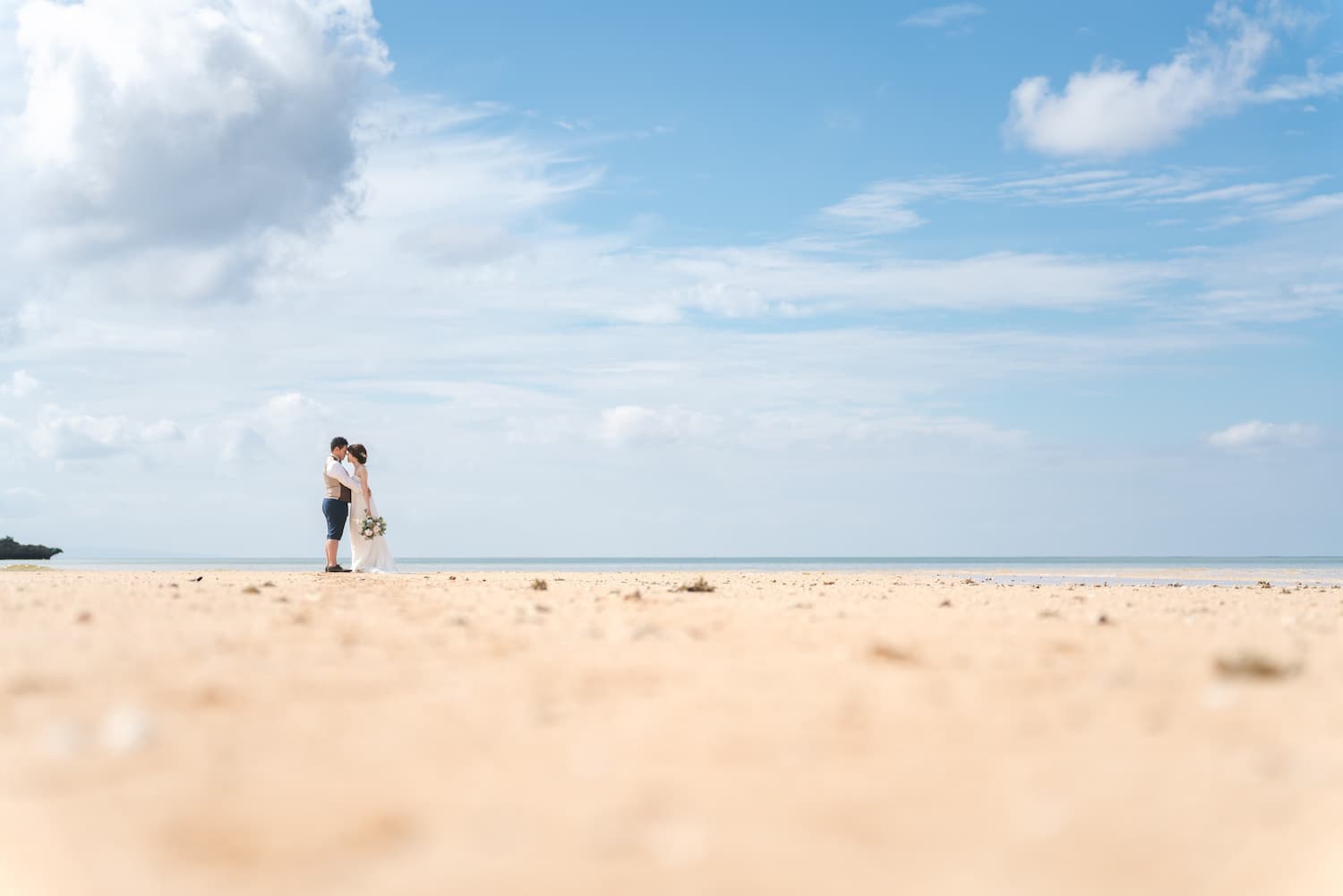 ビーチで抱き合う新郎新婦