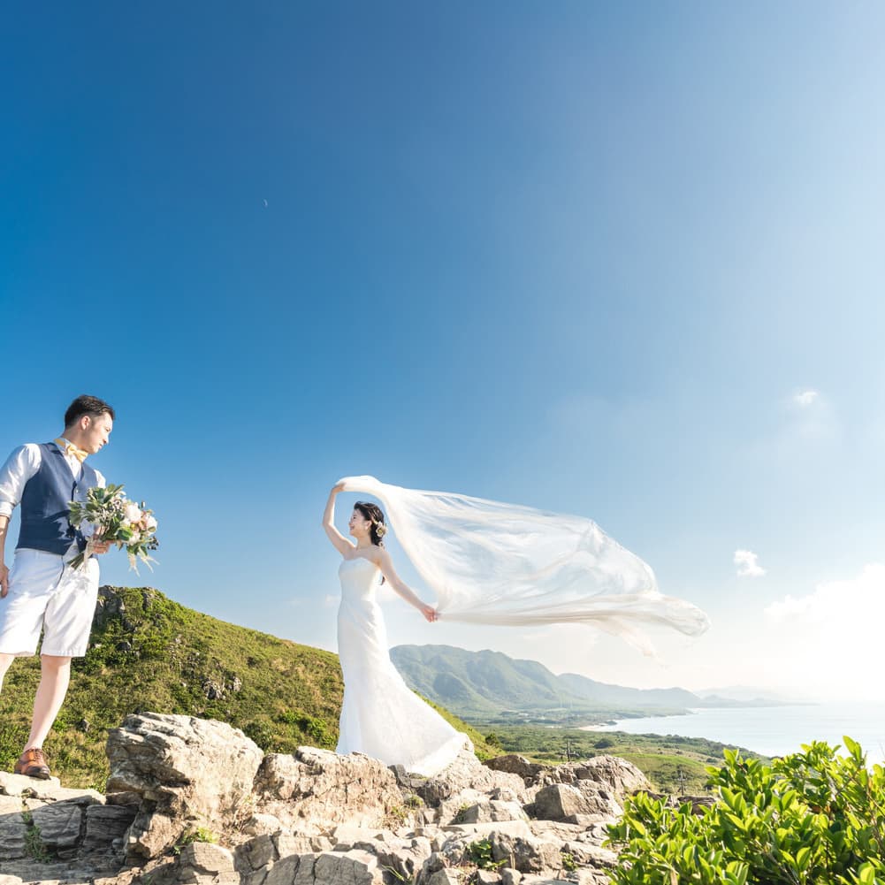 平久保崎灯台の崖でベールを靡かせる新婦と新郎