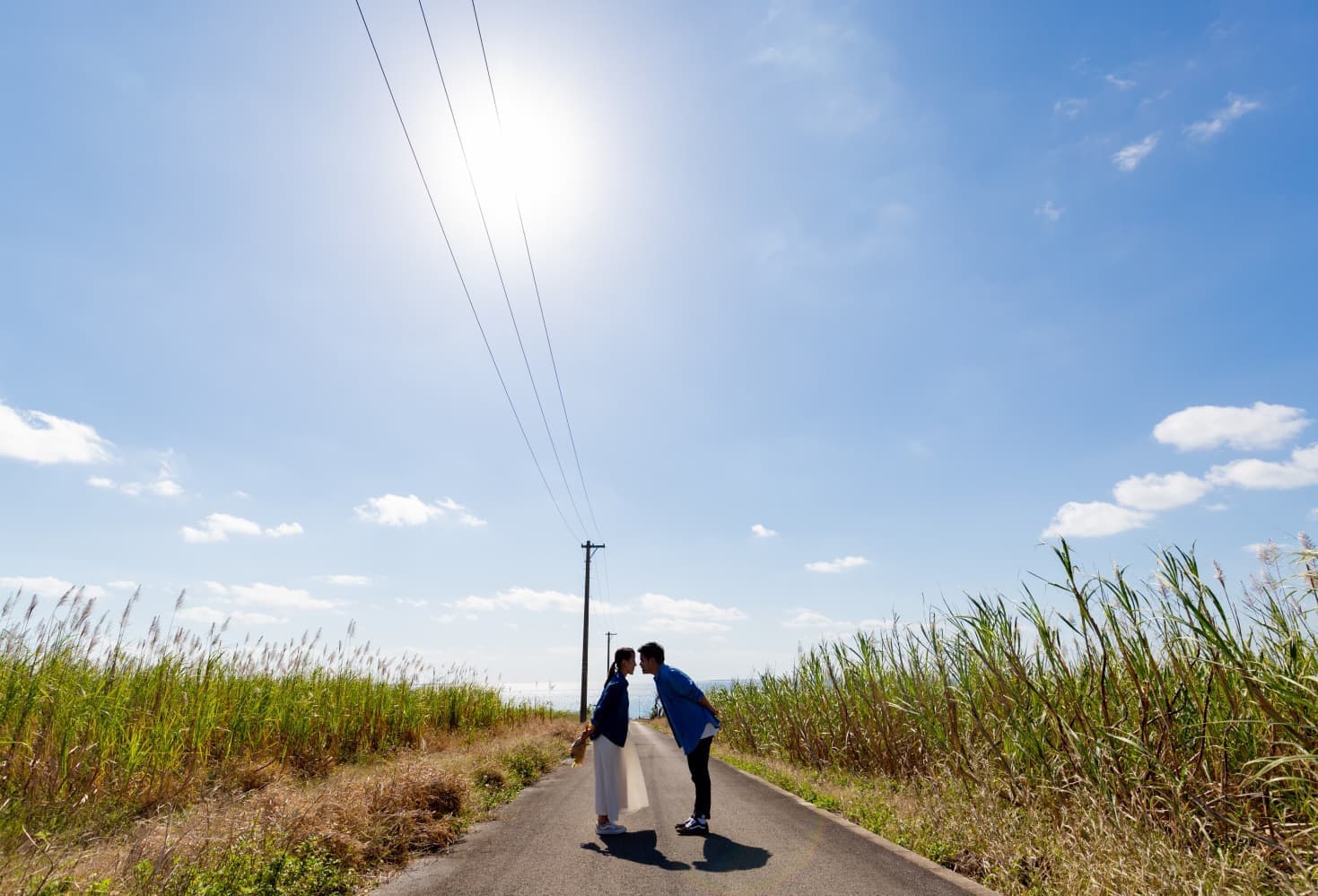 小浜島の一本道に立つ新郎新婦